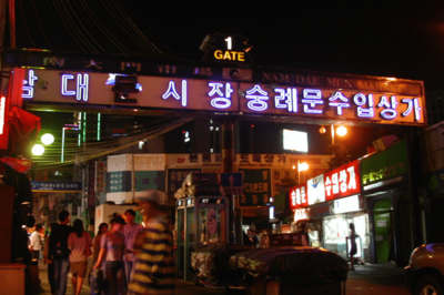 黒い服を着て独り身の男性が真っ黒な料理を食べる韓国の「ブラックデー（4月14日）」“ぼっちの日”を自虐…