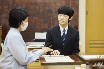赤坂東邸で成年にあたっての記者会見に臨まれた悠仁さま（写真／宮内庁提供）