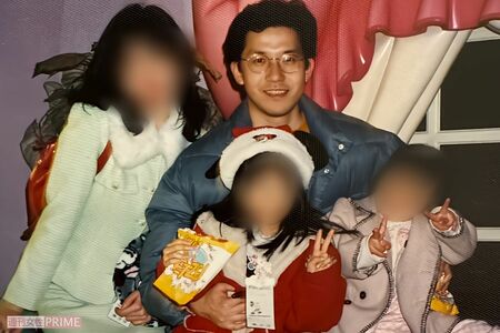 家族4人でディズニーランドへ。家族団らんのワンシーンだが、普段は子どもたちの目の前でケンカをすることもあったという