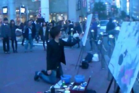 2009年、自身が経営していたアパレル会社が倒産。借金を抱えて新宿で路上画家を始めたころは年収100万円以下だった　(c)MAGOCREATION