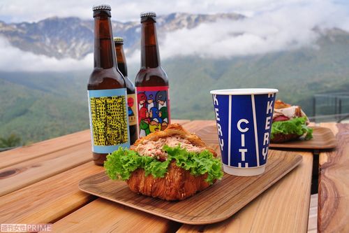 山頂からせり出す“天空”のテラスで、マフィンやサンドイッチ、コーヒー、スープにアルコールも楽しめる