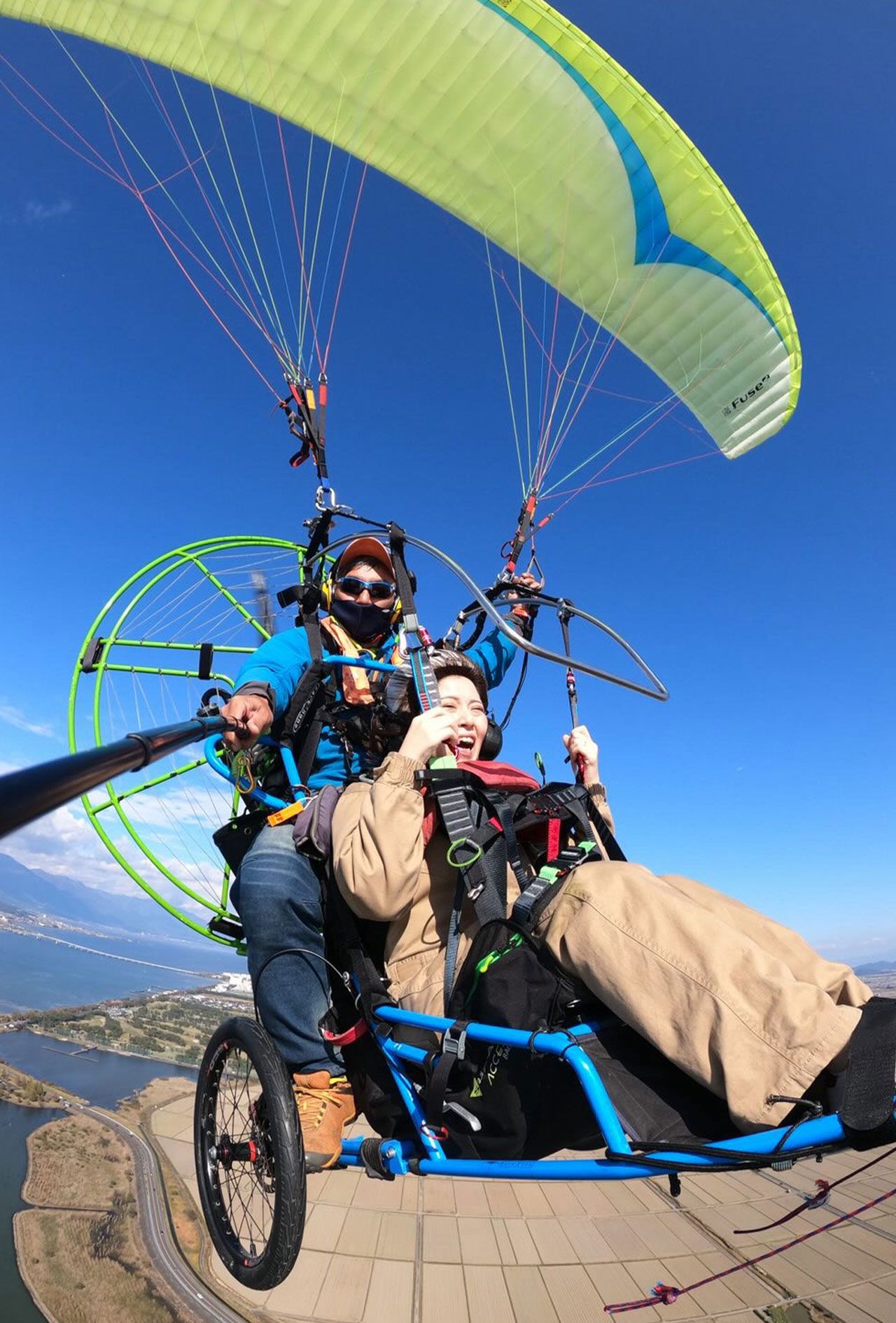 車椅子で空が飛べる滋賀のパラグライダーに参加した田中佳奈さん