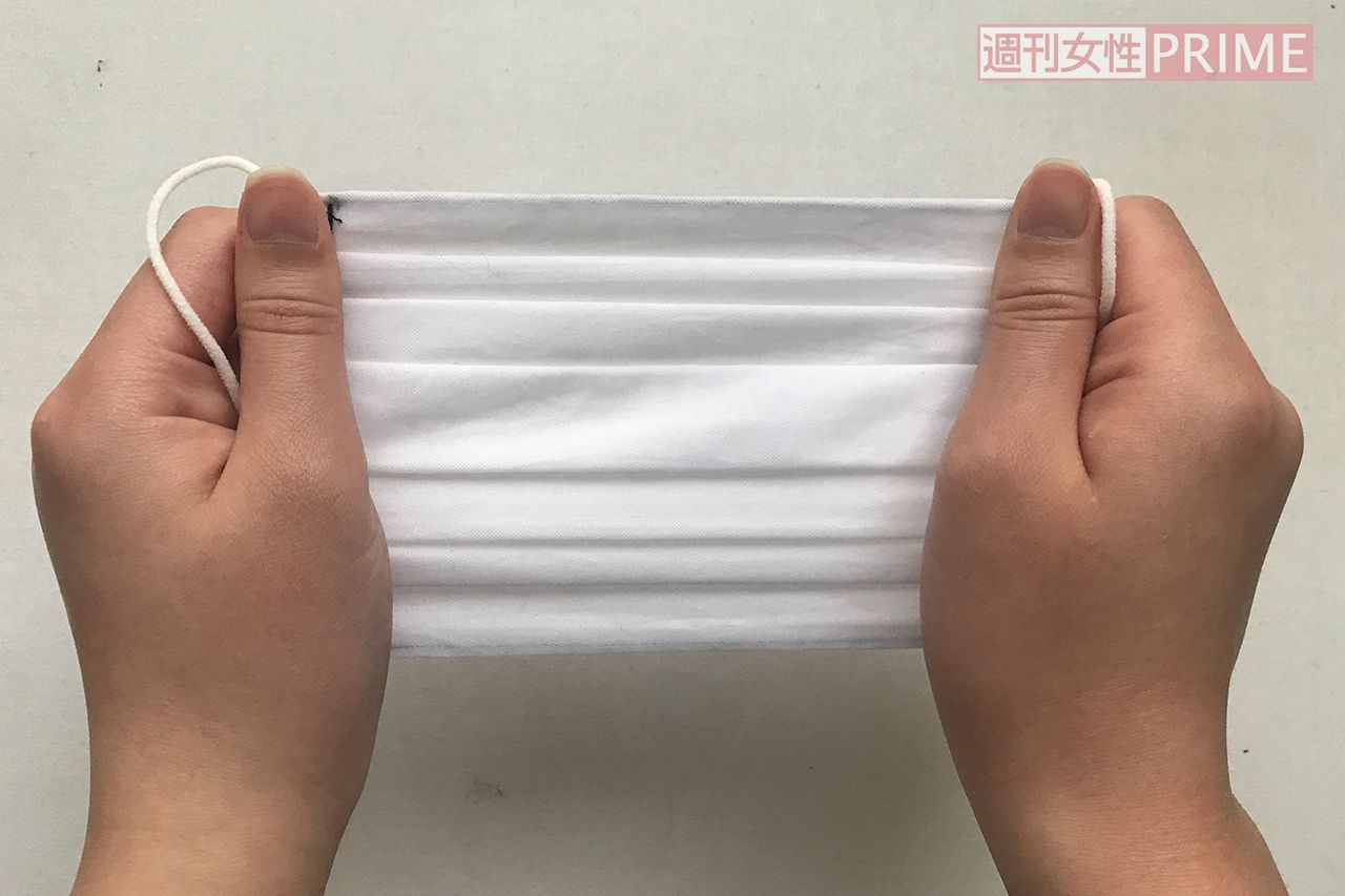 (6)清潔な手で左右を持ってパンパンと軽く引っぱると、プリーツがきれいに出て形が整う。ゴムがのびるので、本体を洗濯ばさみではさみ、陰干しに。