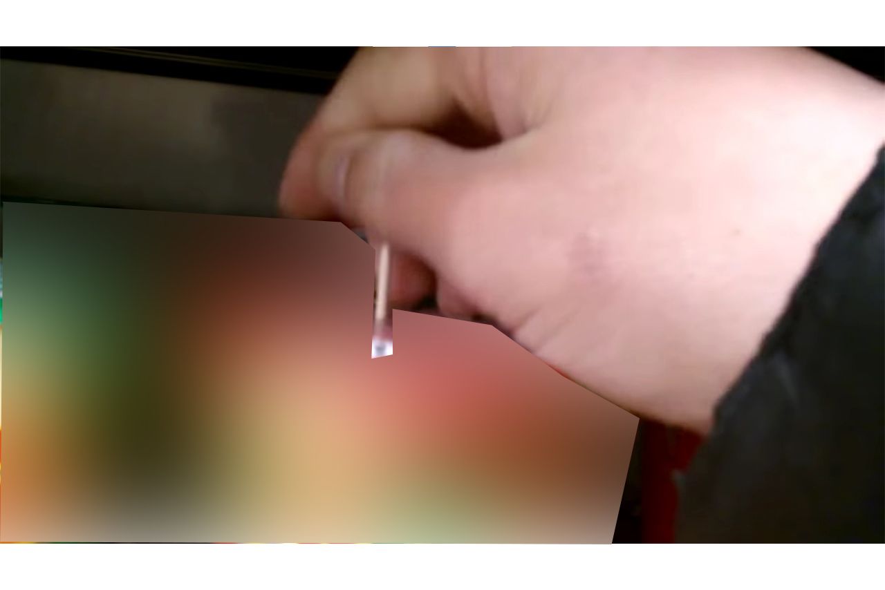 スナック菓子のフタにつまようじを突き刺して混入させる市川拓磨容疑者（本人YouTubeより）