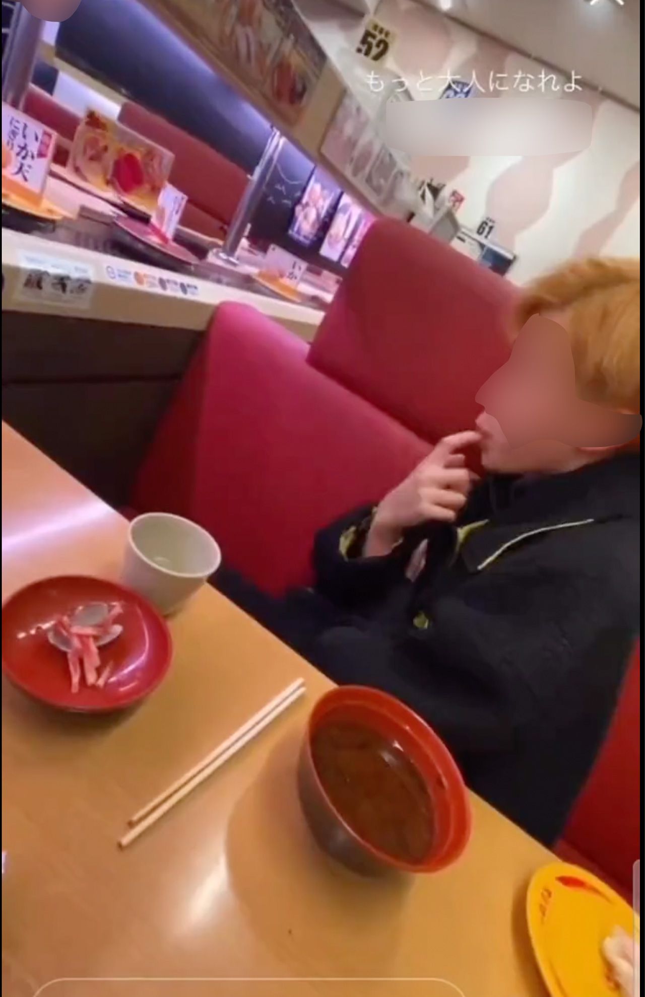 『スシロー』と思われる店内で、金髪男性は指を舐めると（滝沢ガレソ氏ツイッターより）