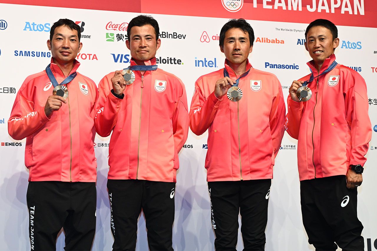 馬術は、基本的に1チーム3人で構成されるが、“初老ジャパン”は補欠を含めた4人で戦い抜いた。左から、田中利幸、北島隆三、大岩義明、戸本一真