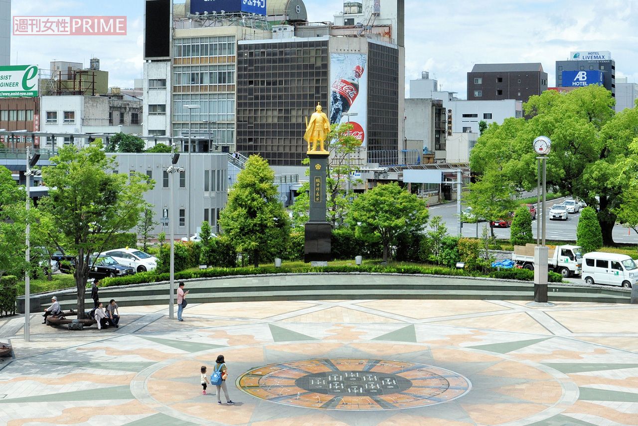 木村拓哉らが参加する騎馬武者行列は、信長像が立つ岐阜駅前から延びる金華橋通りで行われる