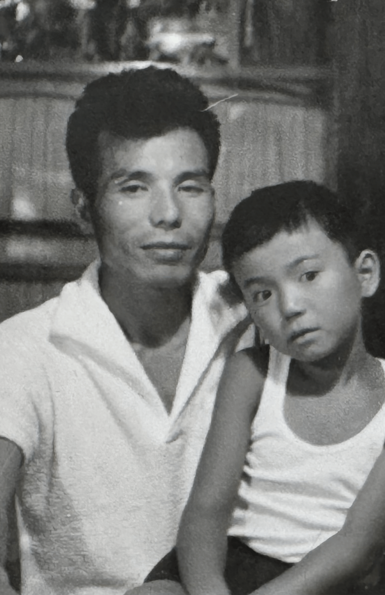 幼少期、父親と。