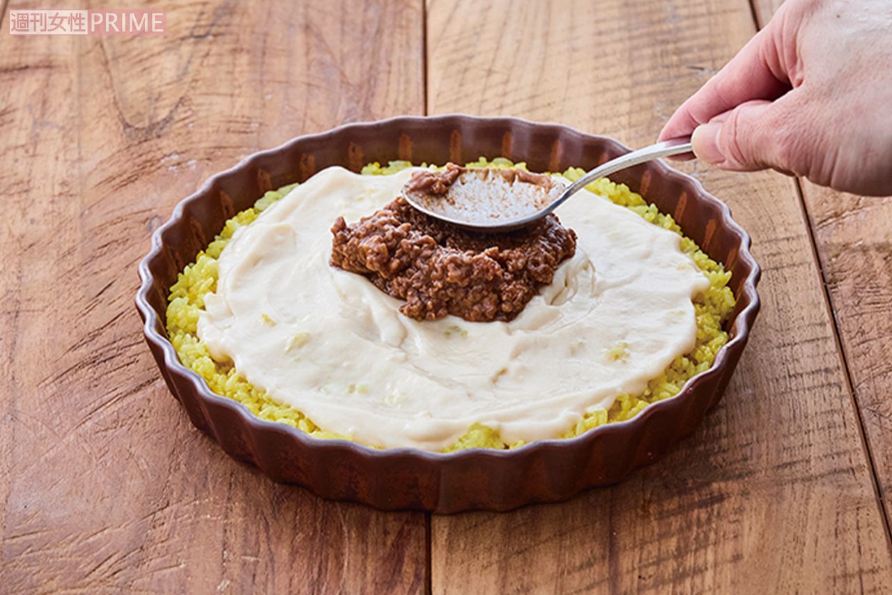 ホワイトソースをたっぷり塗って上からミートソースを重ねる　撮影／廣瀬靖士