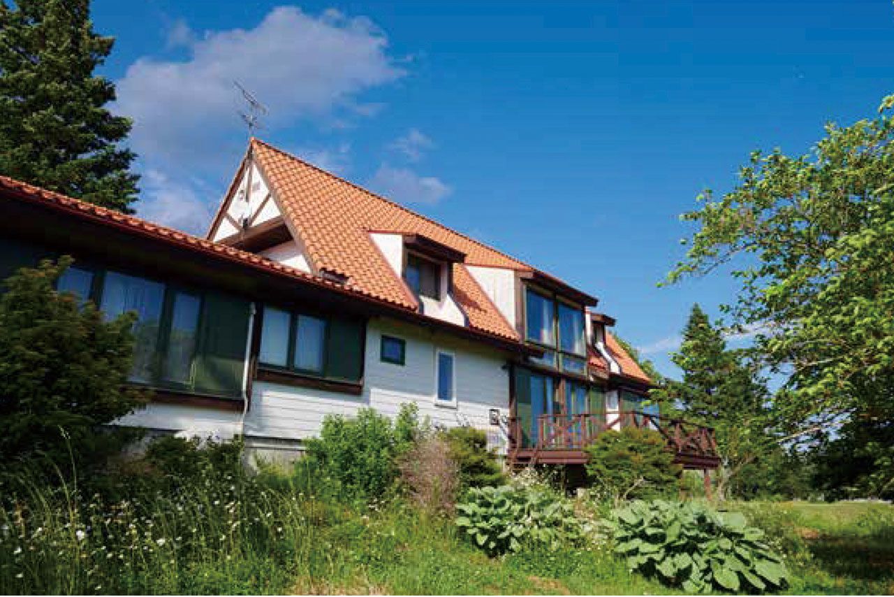 大きな窓から見える景色が素晴らしい。再婚した夫、長男と一緒に住んでいたが、今は一人暮らし　撮影／飯坂　大