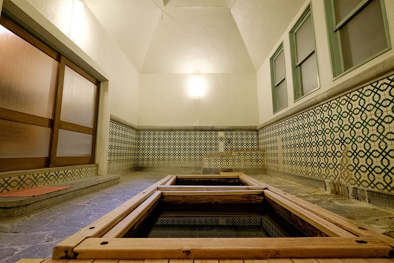 足元にある自家源泉がぶくぶく湧出している湯船につかれる貸し切り風呂「楽泉の湯」