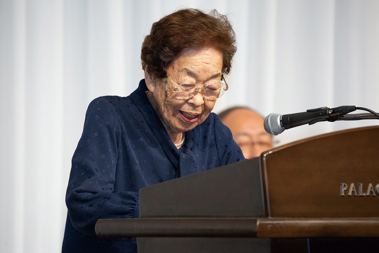 2018年、「山上の光賞」の授賞式で。これは80歳以上の医療関係者に贈られる（写真提供：山上の光賞事務局）