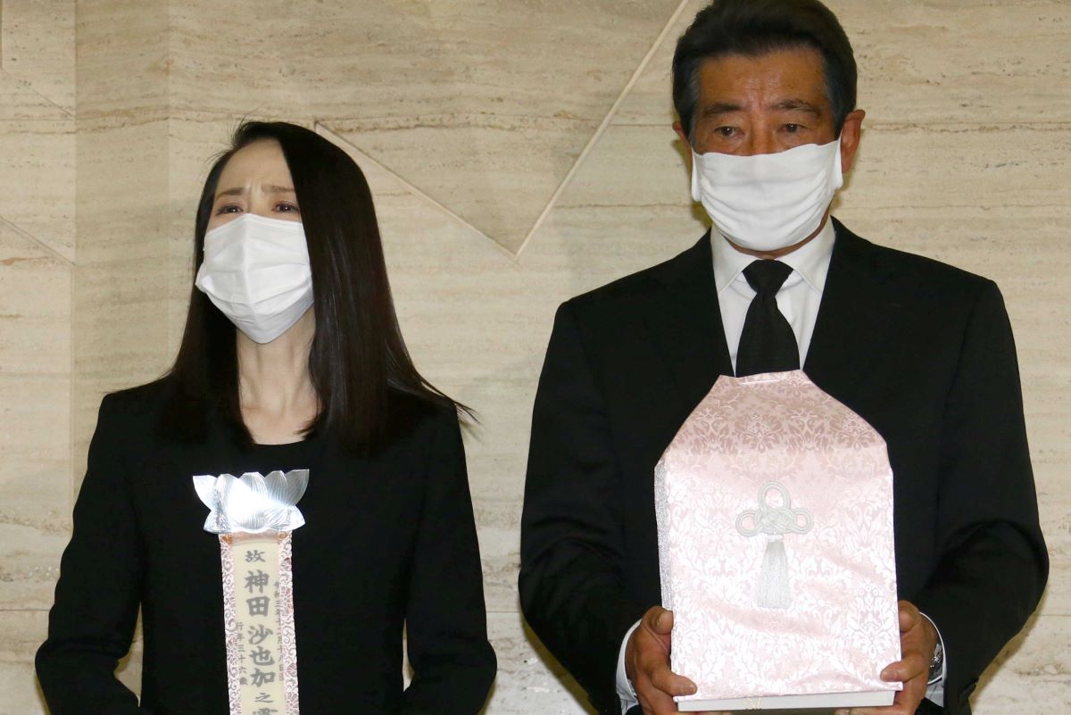 2021年12月、目に涙を浮かべ、取材に応じる神田正輝(右)と悲痛な表情を浮かべる松田聖子（写真／産経新聞社）