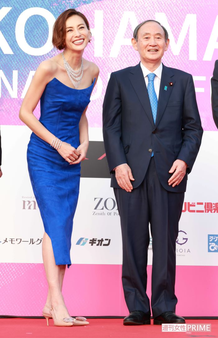 今年5月、横浜で開かれた映画祭にサプライズ登場した菅義偉氏と米倉涼子。この頃はまだ表情が明るいが…