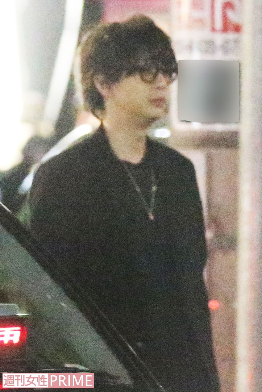 向井と連れ立って会場を後にした三浦翔平