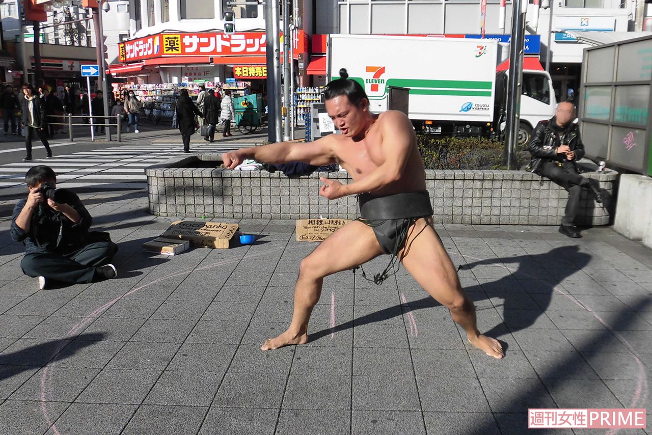 東京・高円寺の路上でパフォーマンスをする、ごっちゃんこさん