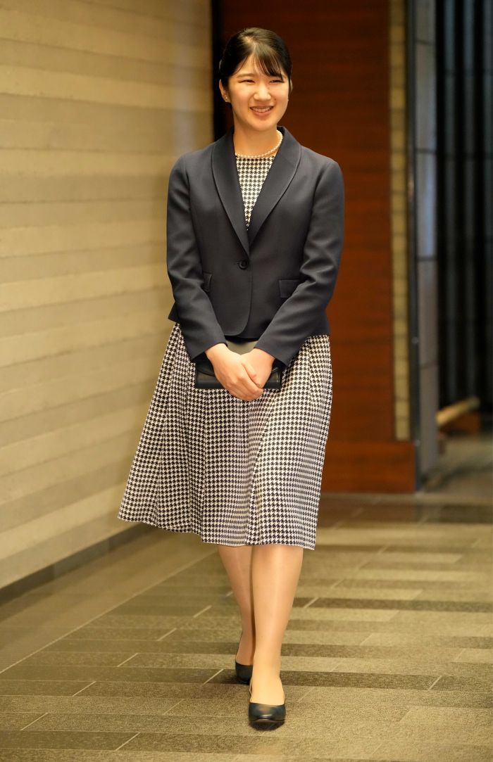 『愛馬の日』に臨席された愛子さま。千鳥柄のワンピースに濃紺のジャケットを合わせたスタイリング