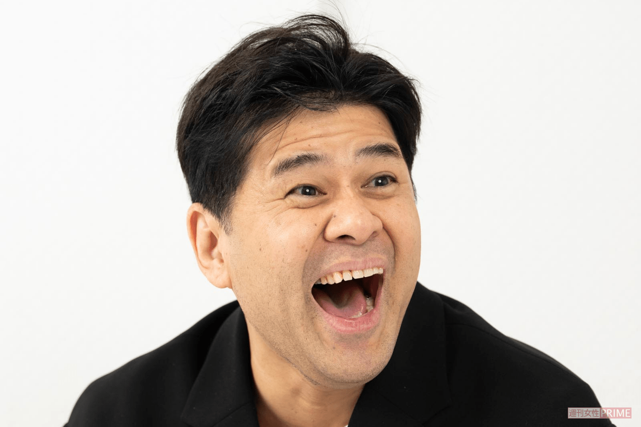 人との縁や失敗をチャンスに変えてきた垣花。「人と話すのが好き」と屈託なく笑う（撮影／伊藤和幸）