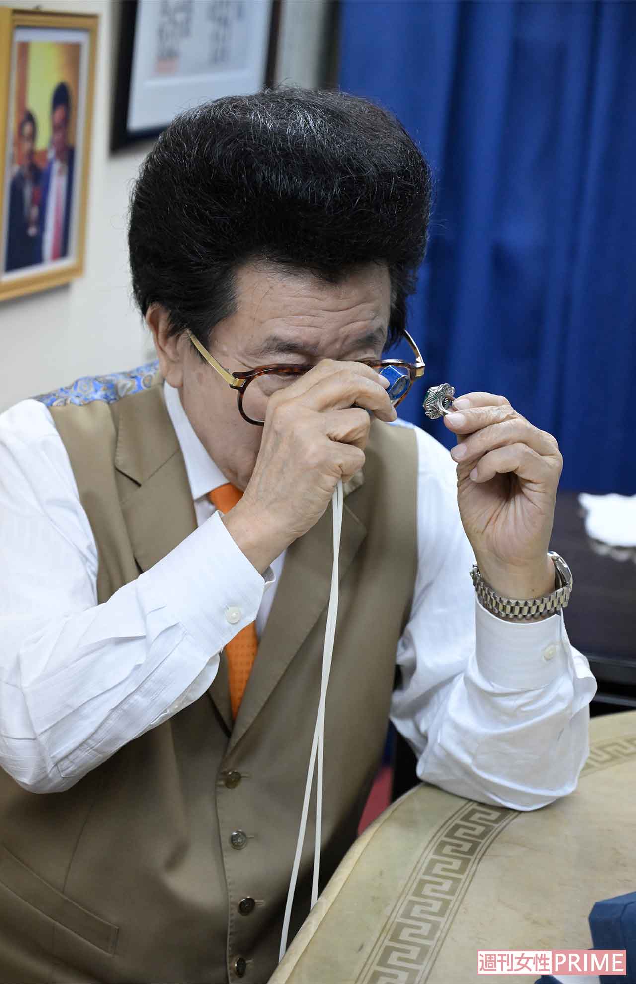 冨士真奈美さんの指輪を査定する、ブランド王ロイヤルの森田勉社長