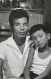 幼少期、父親と。
