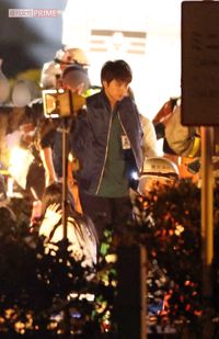 沢村一樹らと共演。救急隊員に扮する北村匠海は、休憩中も真剣な表情を崩さなかった