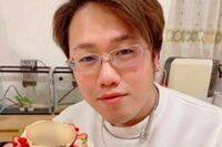 《3回目の逮捕》女児にわいせつ行為のボンボン保育士「たまに夜、明かりが…」妻子が住む一軒家から“消え…