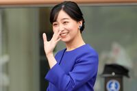 佳子さま、鳥取空港での「青グラデドレス」が“コナン空港”と完璧なシンクロ…11年目・11回目・11時到着が重ねた奇跡も