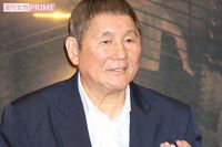 ビートたけしが、子どものようにはしゃぎながら「カツラ」をネタにしまくる理由