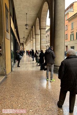 ロックダウン中のスーパーの入店待ち列（中村さん提供写真）