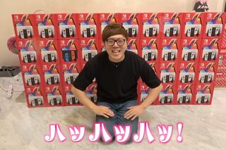 新型スイッチに囲まれるヒカキン（公式YouTubeより）