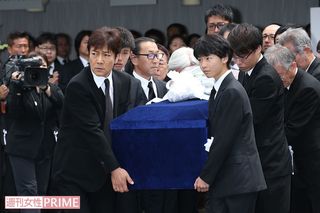 26日に行われた告別式では、盟友の野口五郎が最前列で棺を持った