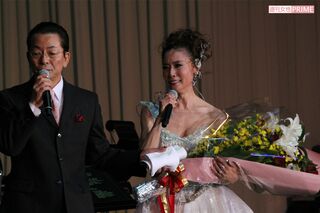 2010年、芸能生活40周年記念パーティーを開いた小柳ルミ子とゲストの水谷豊