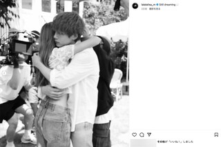 MV撮影時のオフショットを投稿したBLACKPINKのリサ。坂口健太郎とのイチャイチャ度が高すぎると話題に（リサのインスタグラムより）