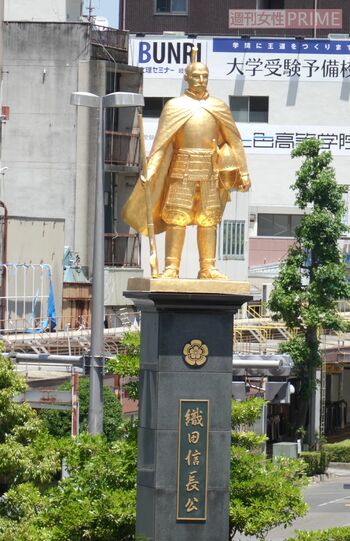 岐阜駅前の信長ゆめ広場に設置された織田信長像