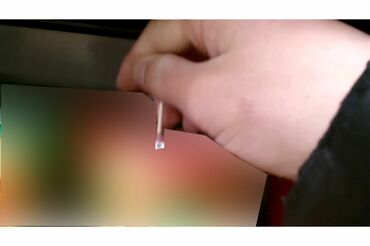 スナック菓子のフタにつまようじを突き刺して混入させる市川拓磨容疑者（本人YouTubeより）