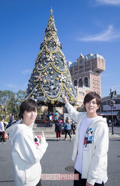 S.S.コロンビア号前のビッグツリーは、初めての雪化粧バージョンになってお目見え。「ほんのり白い雪化粧がリアルでしょ」（横田）撮影／廣瀬靖士　(c)Disney