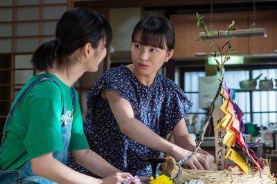 祖母の雅代（竹下景子）の初盆が終わると、百音は登米に戻ることにする