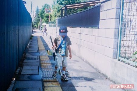 ひとりで通学する際、顔面からぶつかるのが怖くて下を向く幸男くんに帽子をかぶせ「これなら大丈夫」と励ました