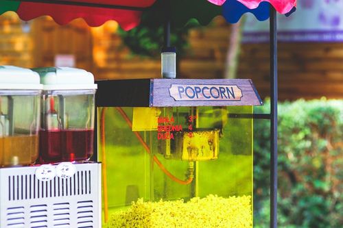テーマパークでは必ず売っているポップコーン