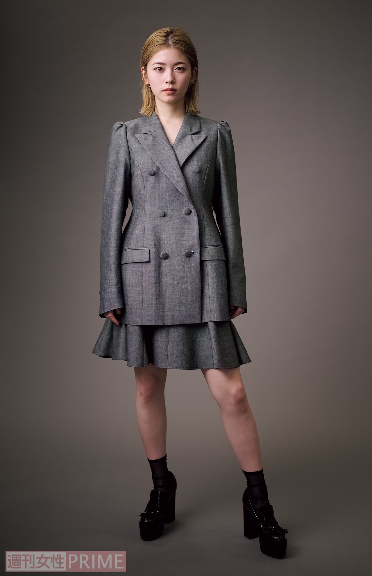 仁王立ちで凛とした小芝風花、カッコいい……（撮影／渡邉智裕）