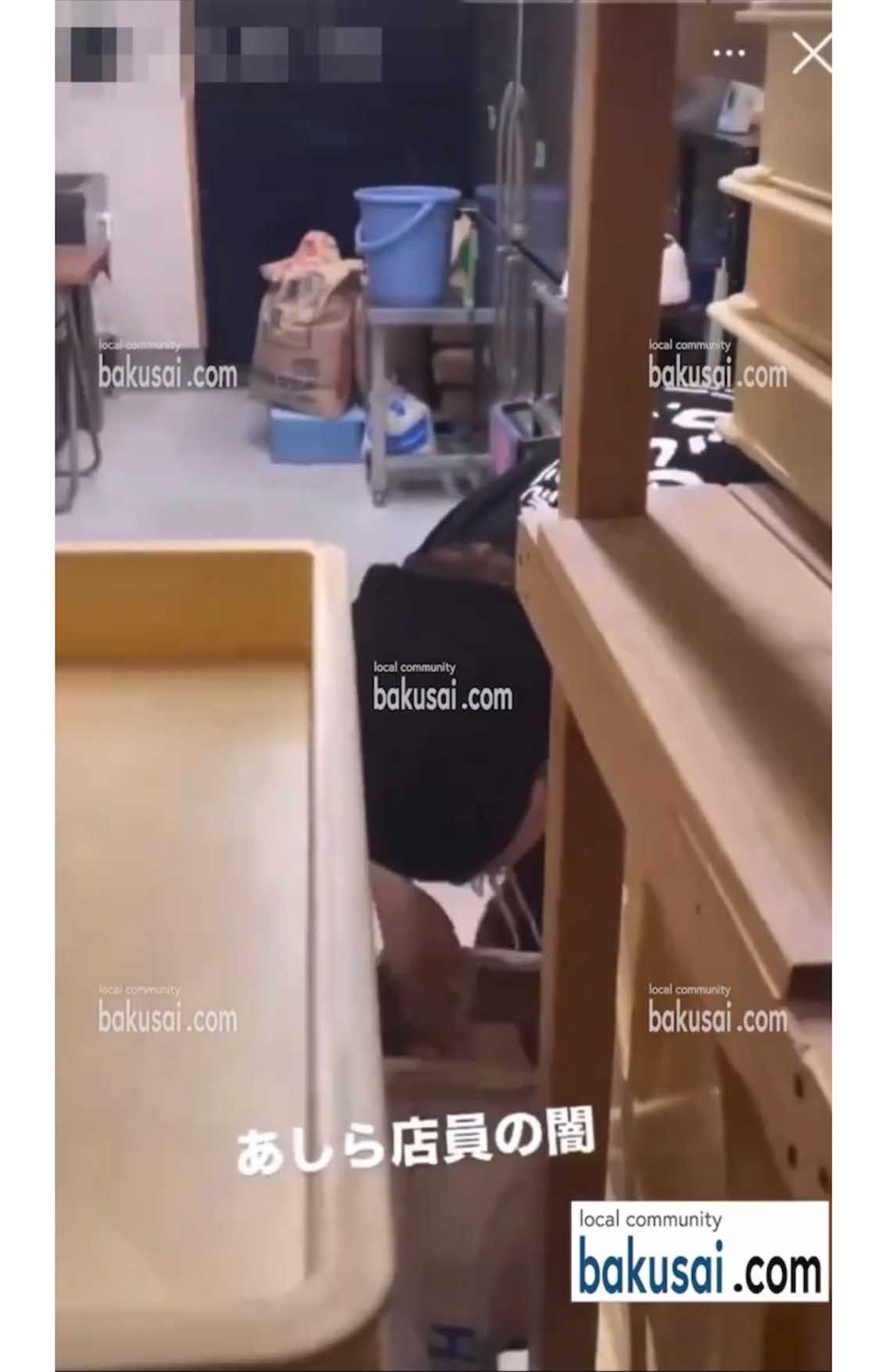 ネットで拡散されているバイトテロ動画。新潟県にある『荒川らーめん魂あしら』のバックヤードと思しき場所で従業員と思われる男性が、茹でる前の麺を素手でパクパクと口に（『爆サイ.com』の公式Xより https://x.com/bakusai_com/status/1850759396655329745）