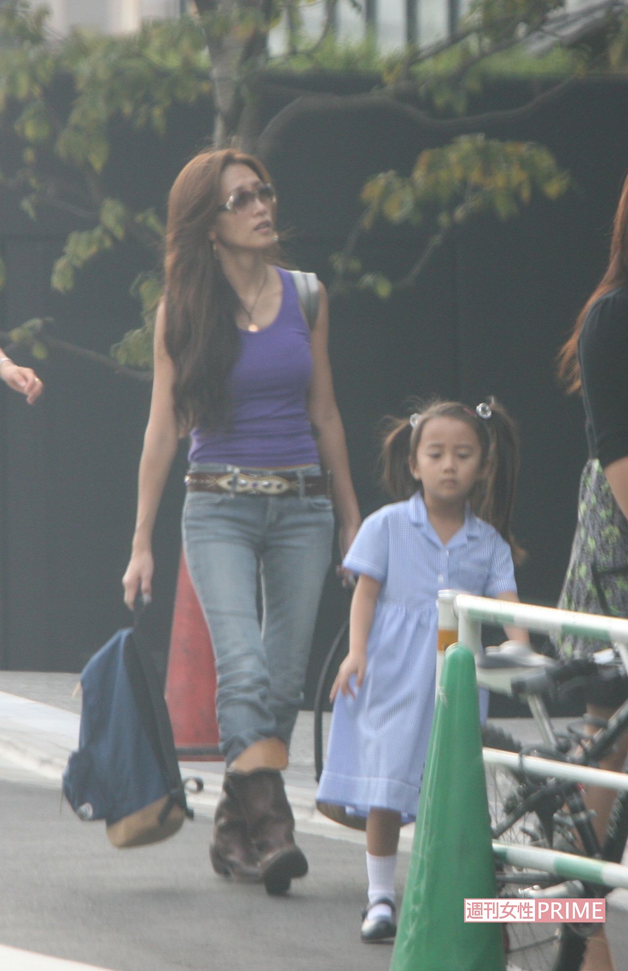 ラフな格好でCocomiの小学校入学式に出席した工藤静香（2007年）