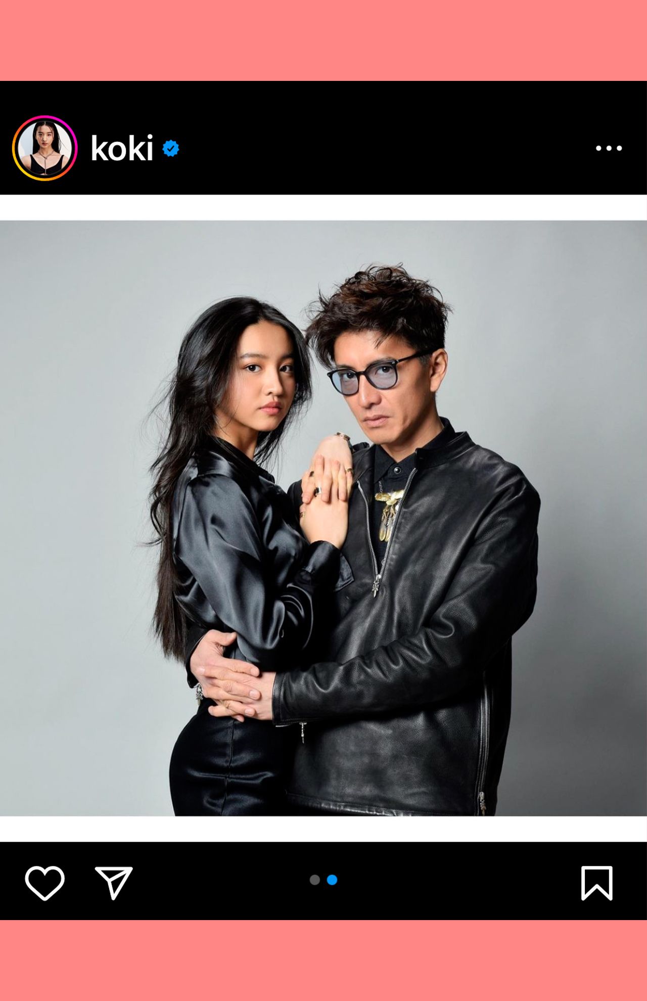 Koki,の細腰を抱くトト。こんなイケメンが父なんて、前世でどれほどの徳を積んだか……（Koki,のインスタグラムより）