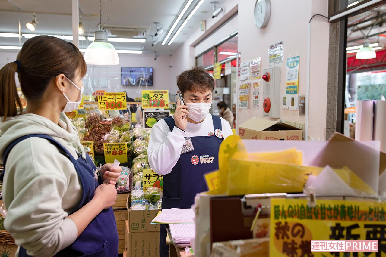 平日の午後からにぎわいを見せるアキダイ関町本店。次から次へと、確認にやってくるスタッフにテキパキ指示を出しながら現場にも立つ　撮影／齋藤周造