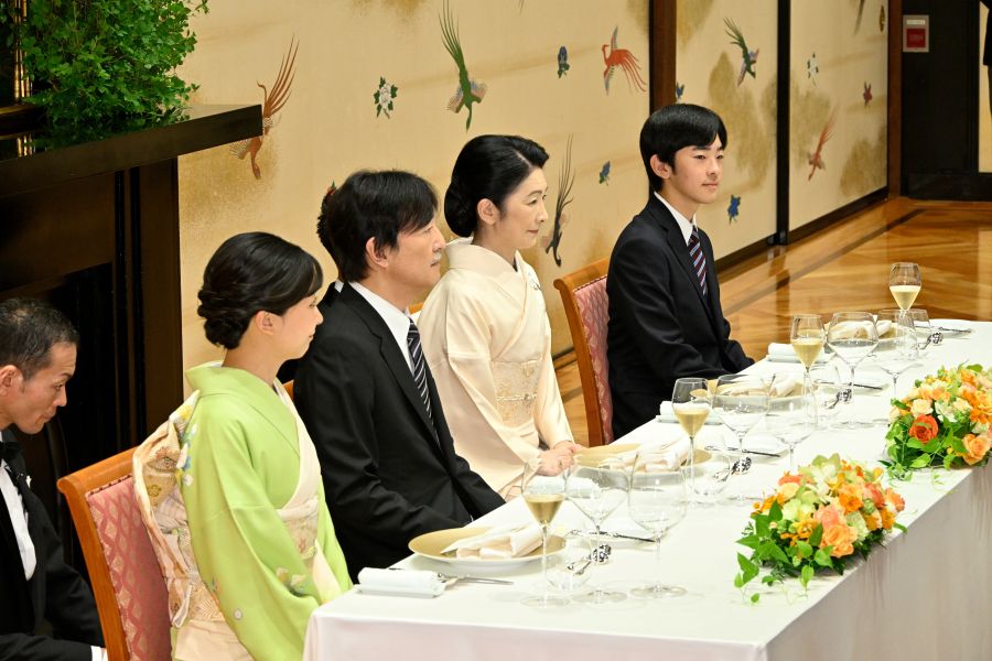国の要人を招いた『午餐』に臨まれたご一家。費用は『内宴』と合わせて億越えとも囁かれている