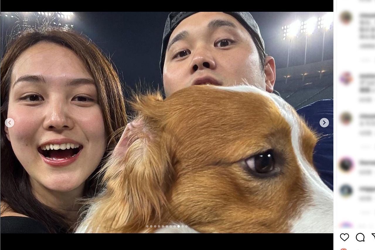 地区優勝後に投稿された大谷翔平と真美子さん、デコピンの家族写真（公式インスタグラムより）