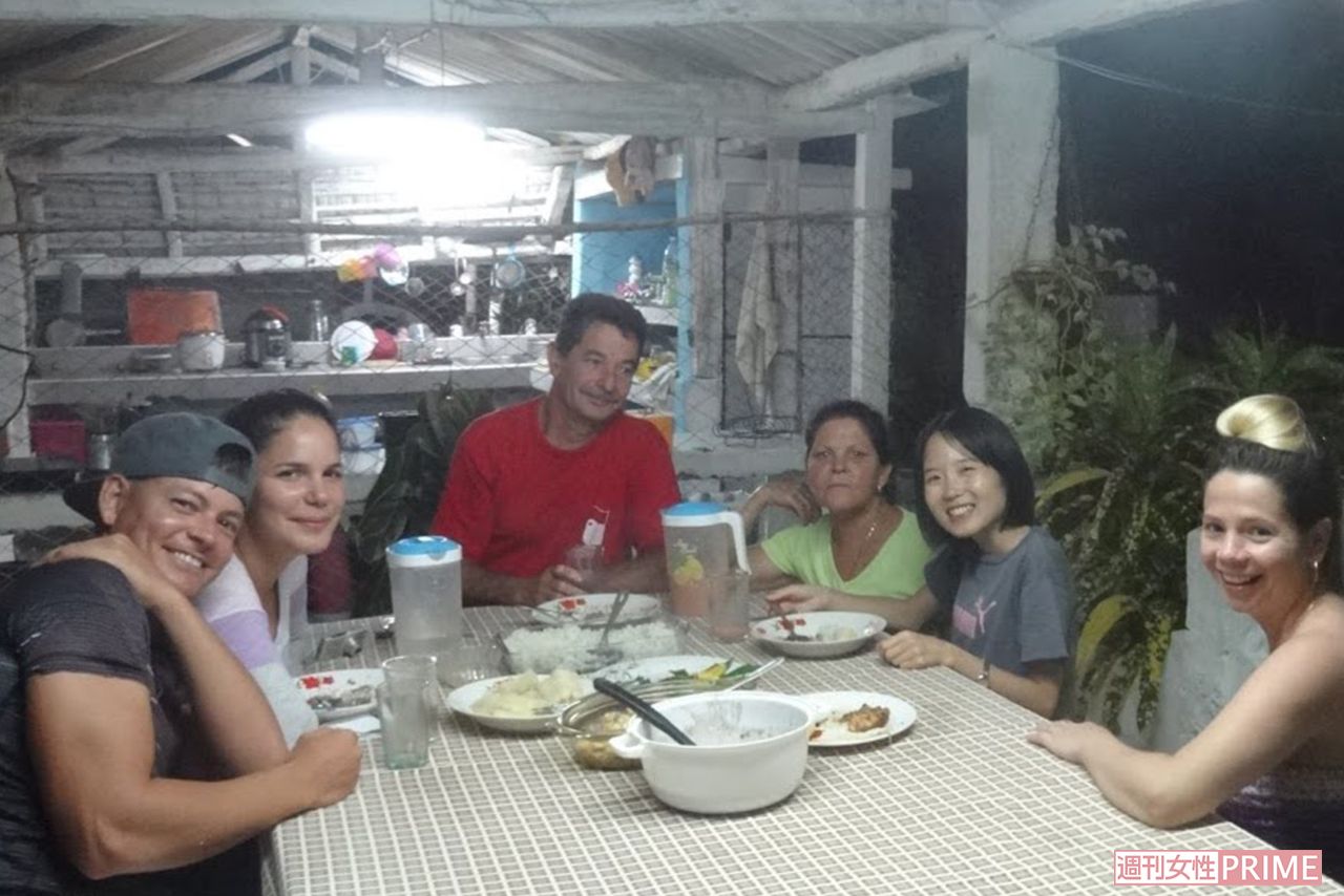 豆スープを囲むキューバの大家族の食卓を訪問