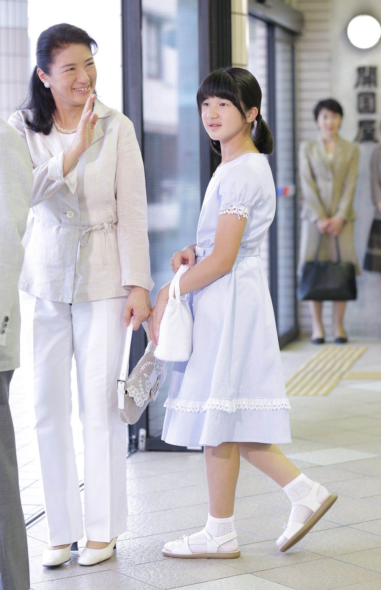 '13年8月（11歳）須崎御用邸に向かわれる伊豆急下田駅で。「小さな格子のギンガムチェック＆コットンのカットワークレースというひかえめ装飾」（撮影／JMPA）