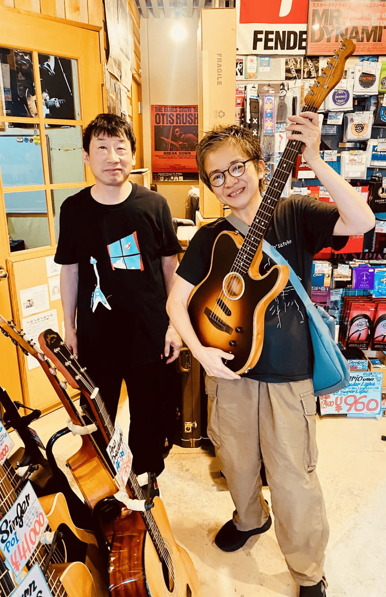 京都市の楽器店「フルアップ」店長、鎌田さんと。京都でライブを行うときには必ず楽器を持参し、調整してもらう