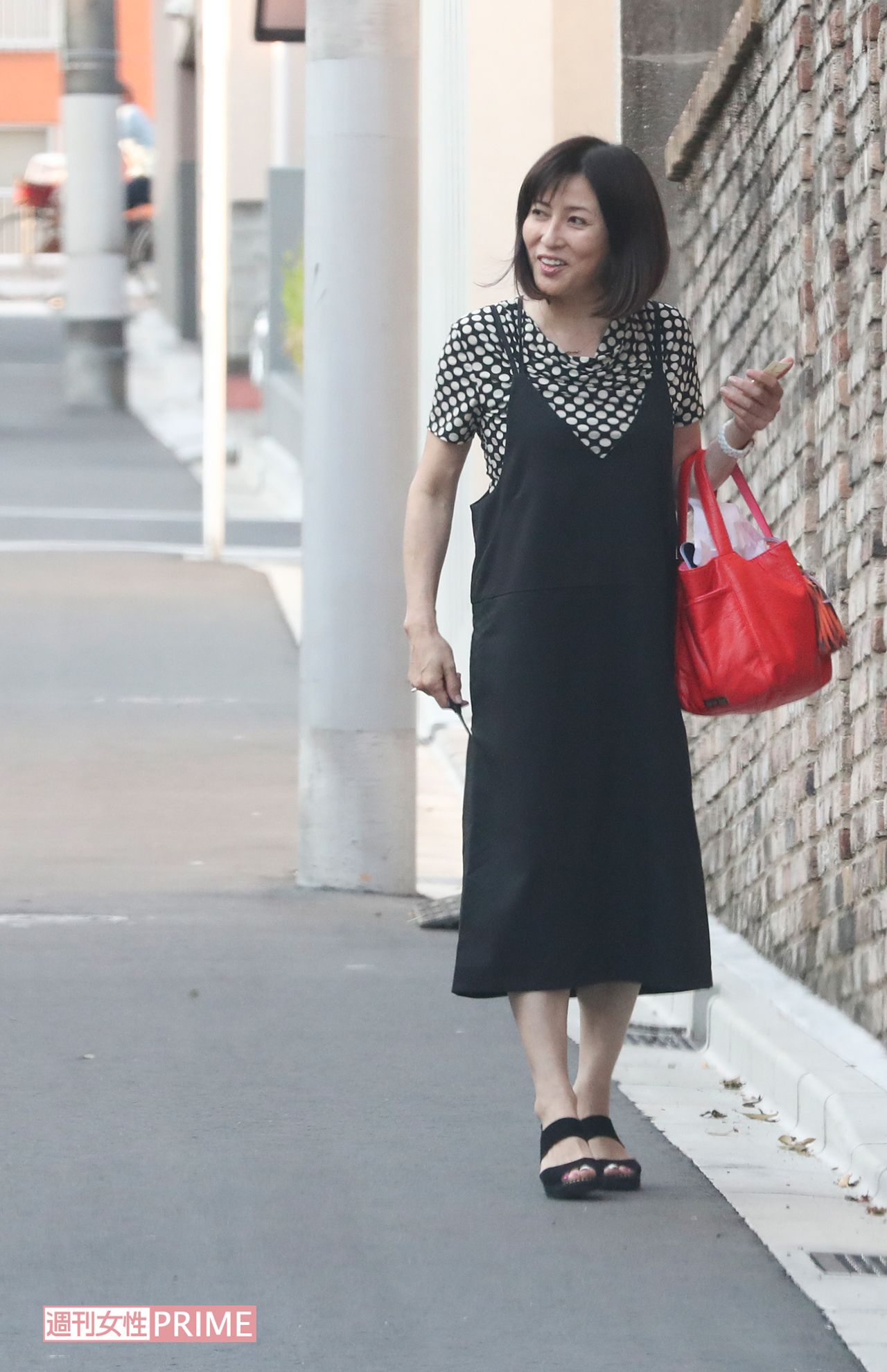 突然の直撃にも笑顔で対応してくれた、岡江久美子さん（2017年6月）